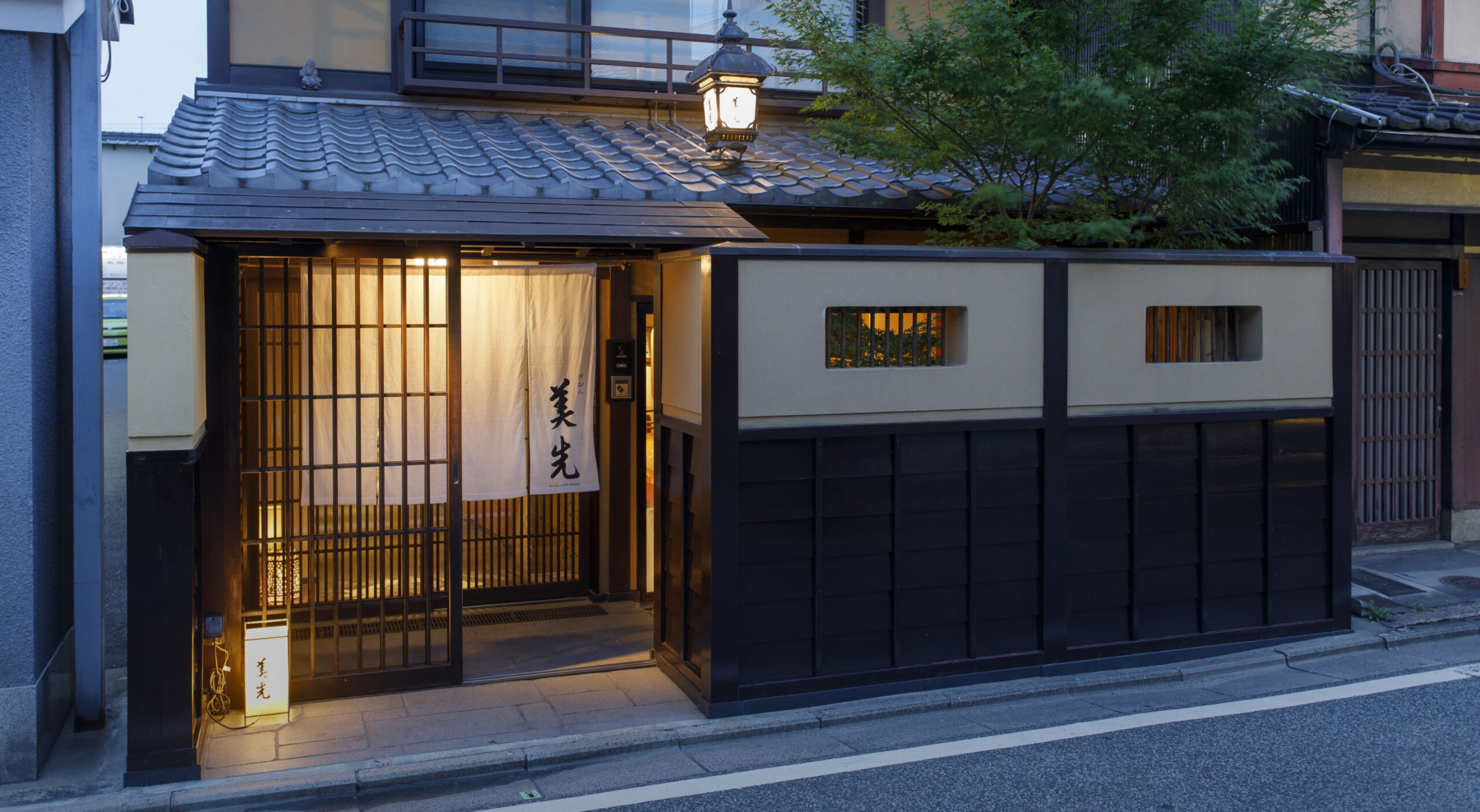 ホテル キーフォレスト北杜 — 客室内観・打ち放しコンクリートと自然光
