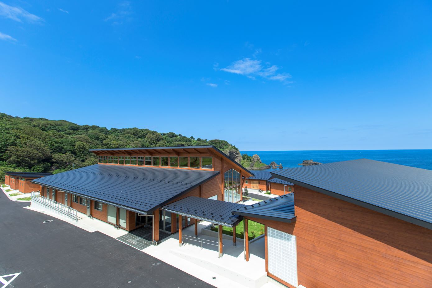 木ノ浦ビレッジ — 珠洲・折戸町 · 日本海を望む海岸高台に建つ8棟の一棟貸しコテージ