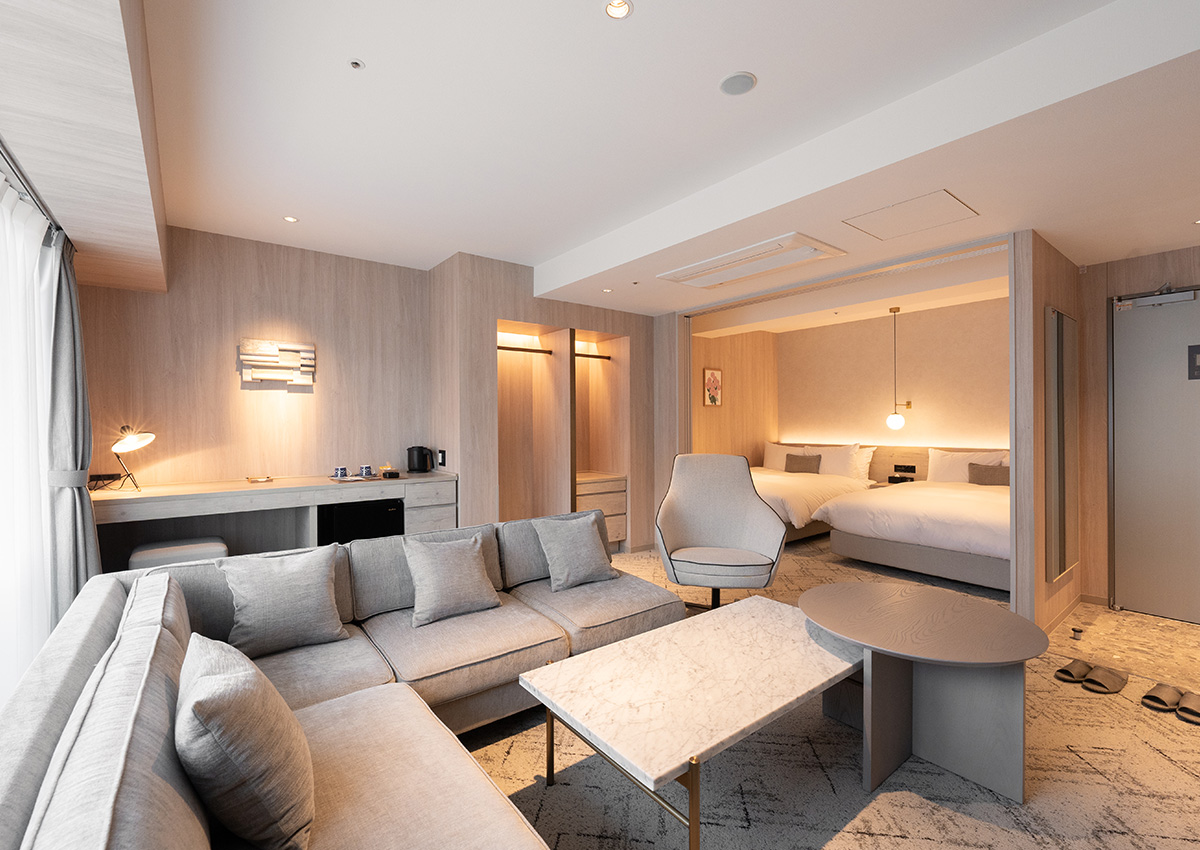 HOTEL THE LEBEN OSAKA — 大阪・南船場 · 玄関で靴を脱ぐ住まうように泊まる客室