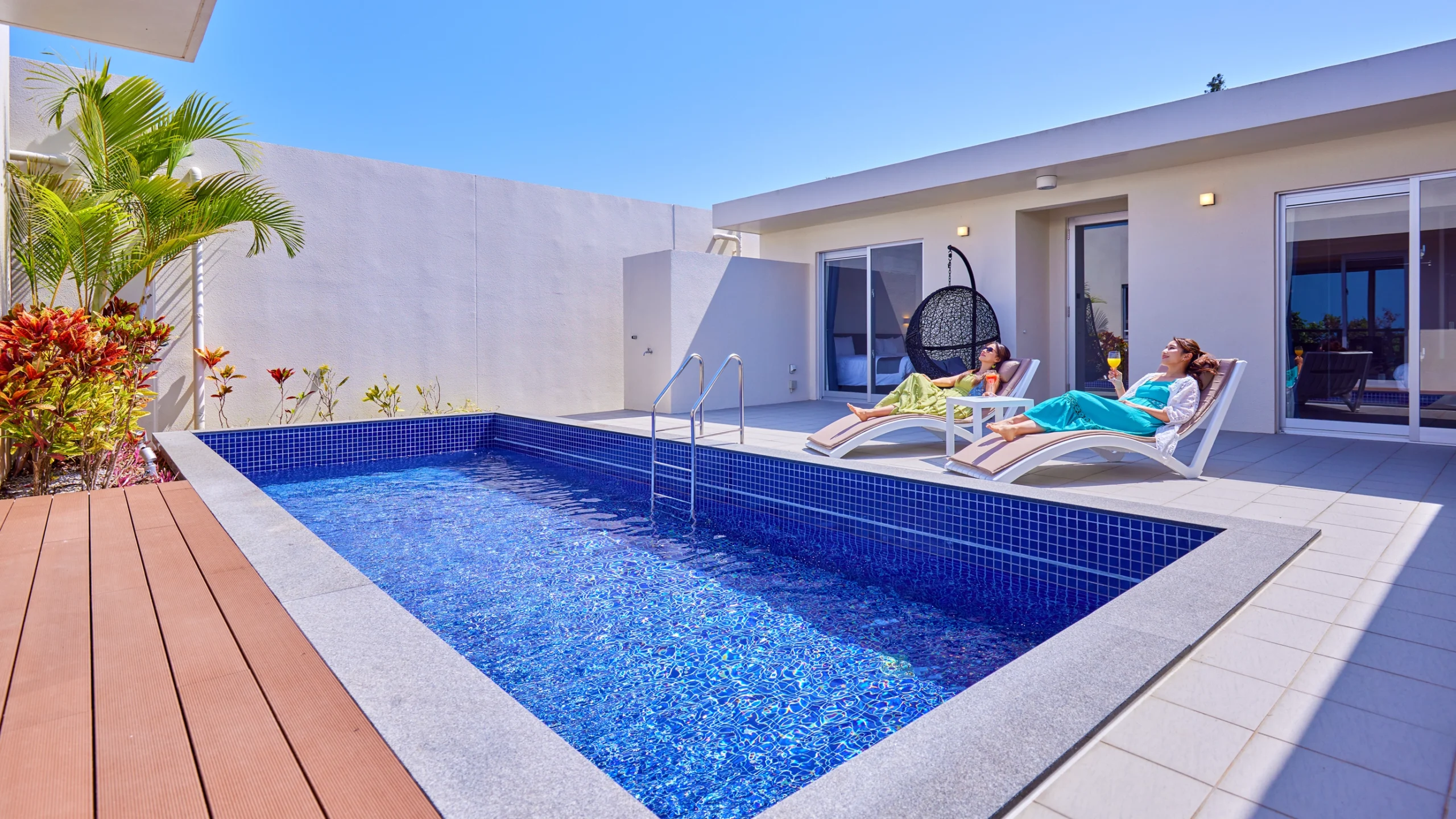 The Pool & Sauna Villa MOTOBU — 沖縄・本部町 · 全7棟にプールサイドのバレルサウナを備える一棟貸しヴィラ