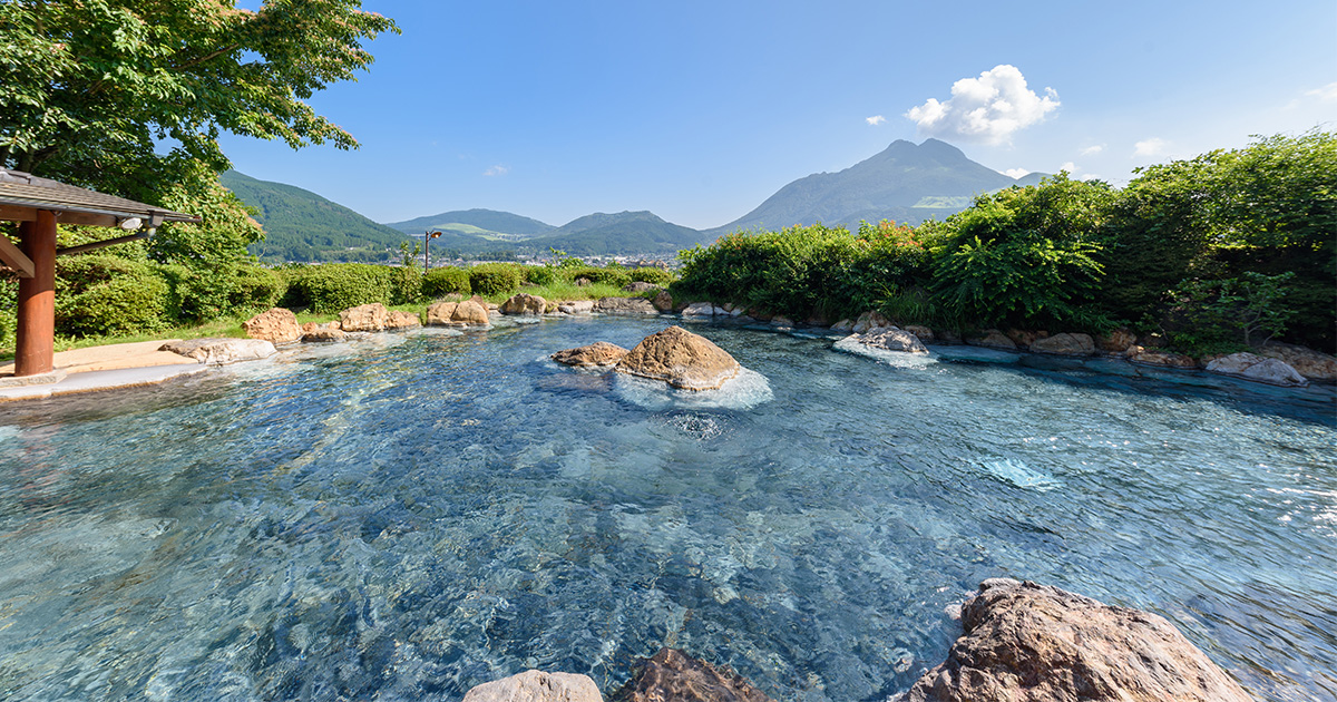 山のホテル夢想園 — 由布市湯布院町 · 由布岳を望む約150畳の浅く広い大露天