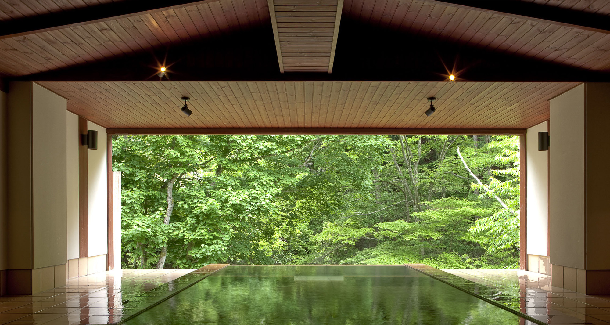 扉温泉 明神館 — 長野・松本入山辺 · 1931年創業、八ヶ岳中信高原国定公園内の渓谷に建つ一軒宿