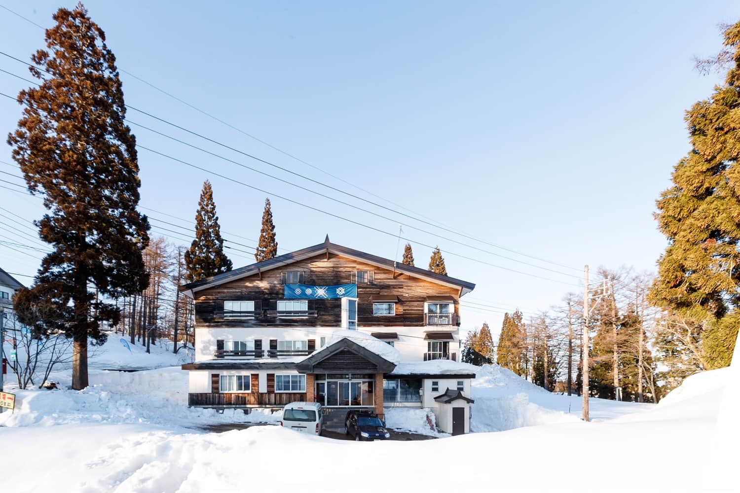 Ikigai Lodge — 妙高市関山 · 全8室を改装した、café/barを備える小規模ロッジ