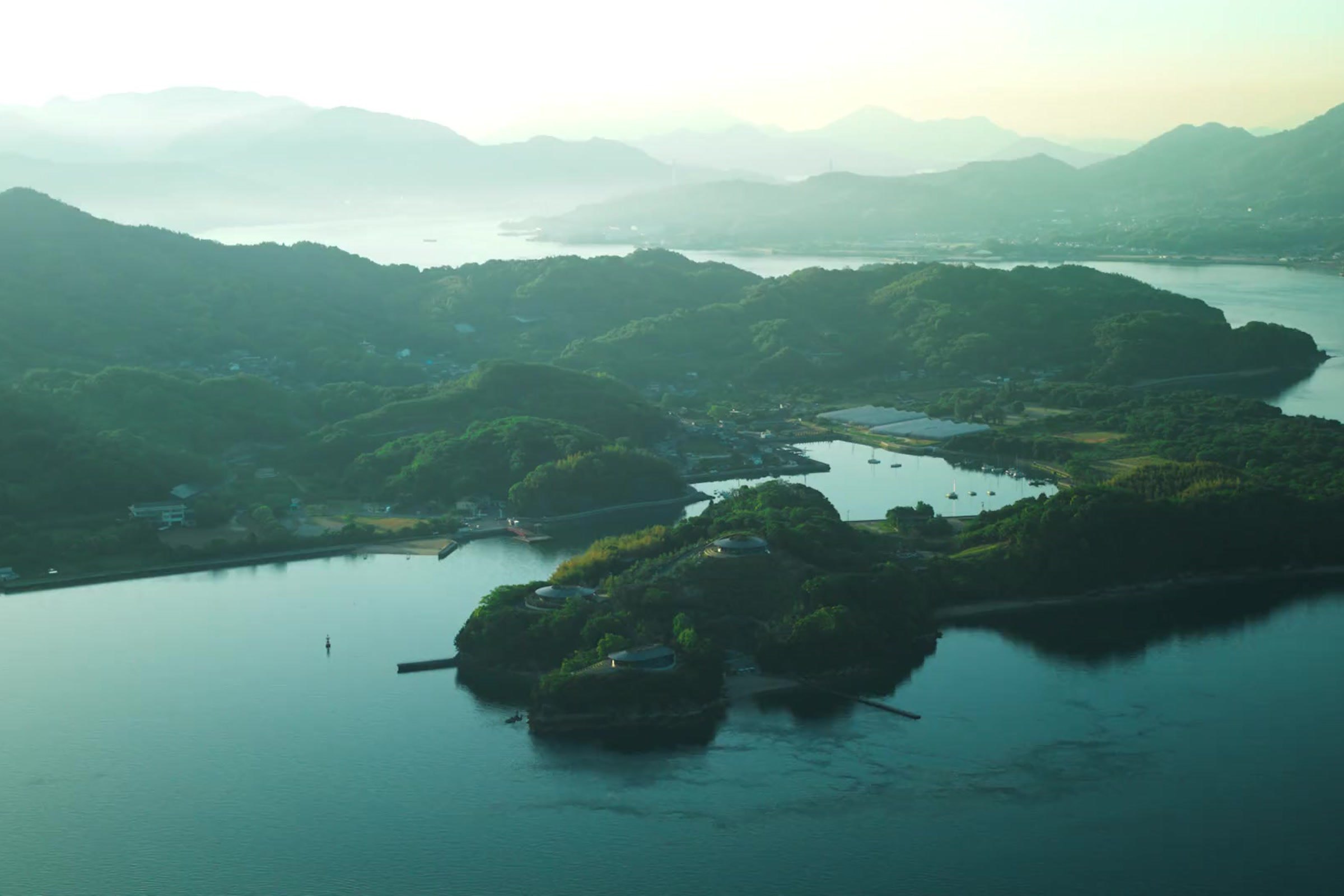 NOT A HOTEL SETOUCHI — 広島県三原市佐木島 · BIG設計、瀬戸内海の斜面に版築壁で立つ三棟のヴィラ