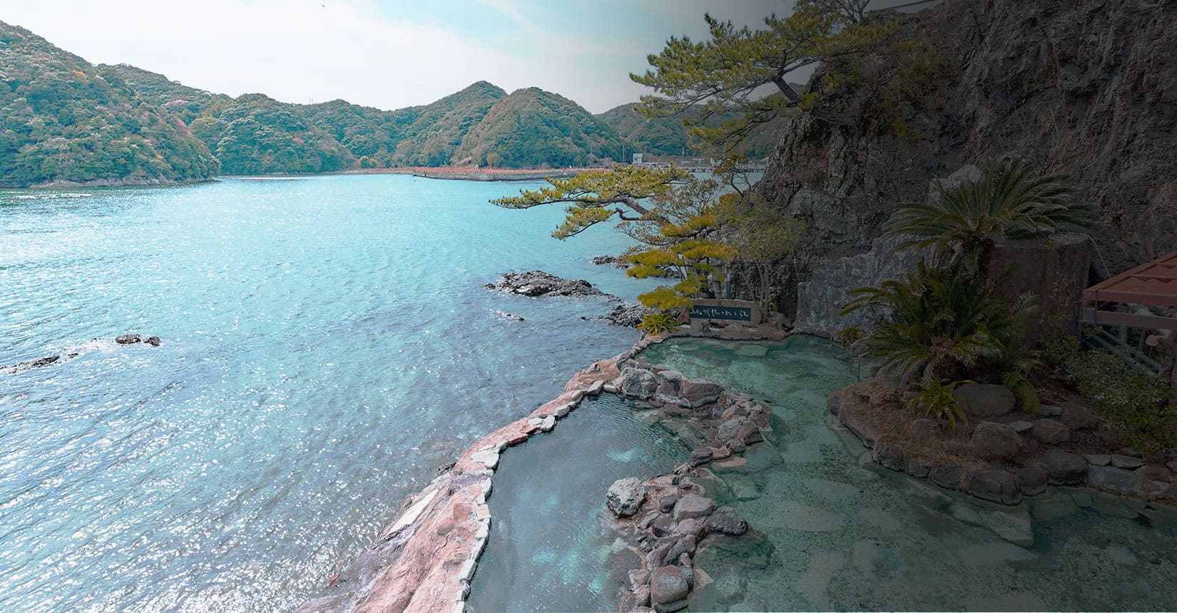 碧き島の宿 熊野別邸 中の島 — 和歌山・南紀勝浦 · 海面と同じ高さに据えた岩造りの露天風呂「紀州潮聞之湯」