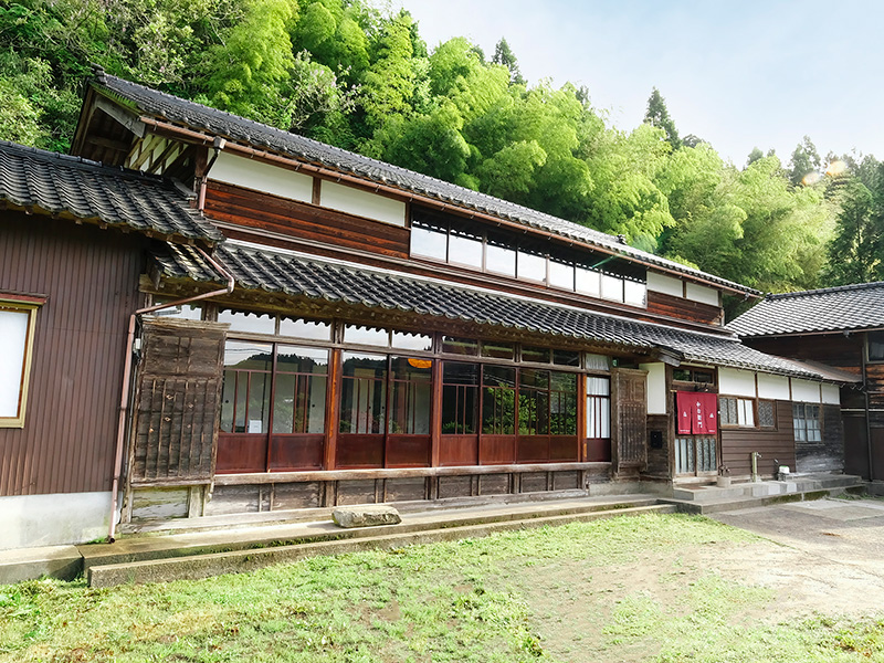 里山まるごとホテル 中右衛門 — 輪島・三井町 · 築150年超の古民家を再生した一棟貸しの宿