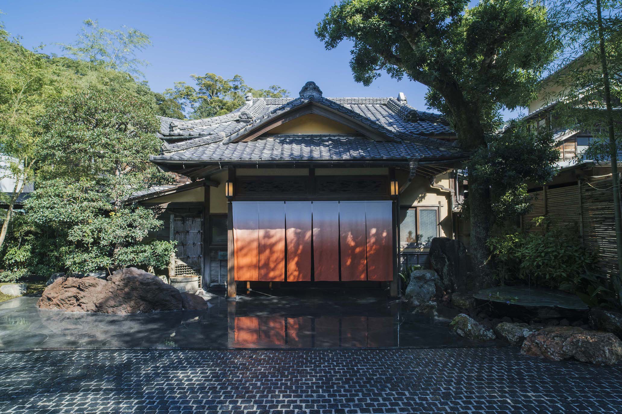 おちあいろう — 伊豆・天城湯ヶ島 · 創業1874年、登録有形文化財の数寄屋門と水を映す石床