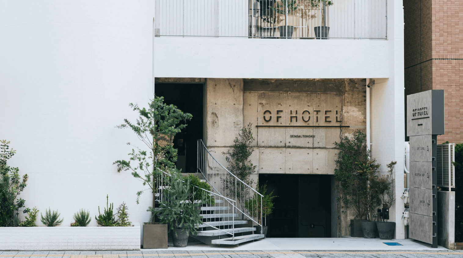 OF HOTEL — 宮城・仙台 · ヴィンテージの天童木工家具を据えた2階カフェ&ラウンジ