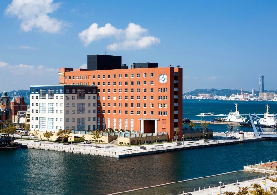 プレミアホテル門司港 — 北九州市門司区港町 · アルド・ロッシ設計、関門海峡に正対する1998年開業の海辺のホテル