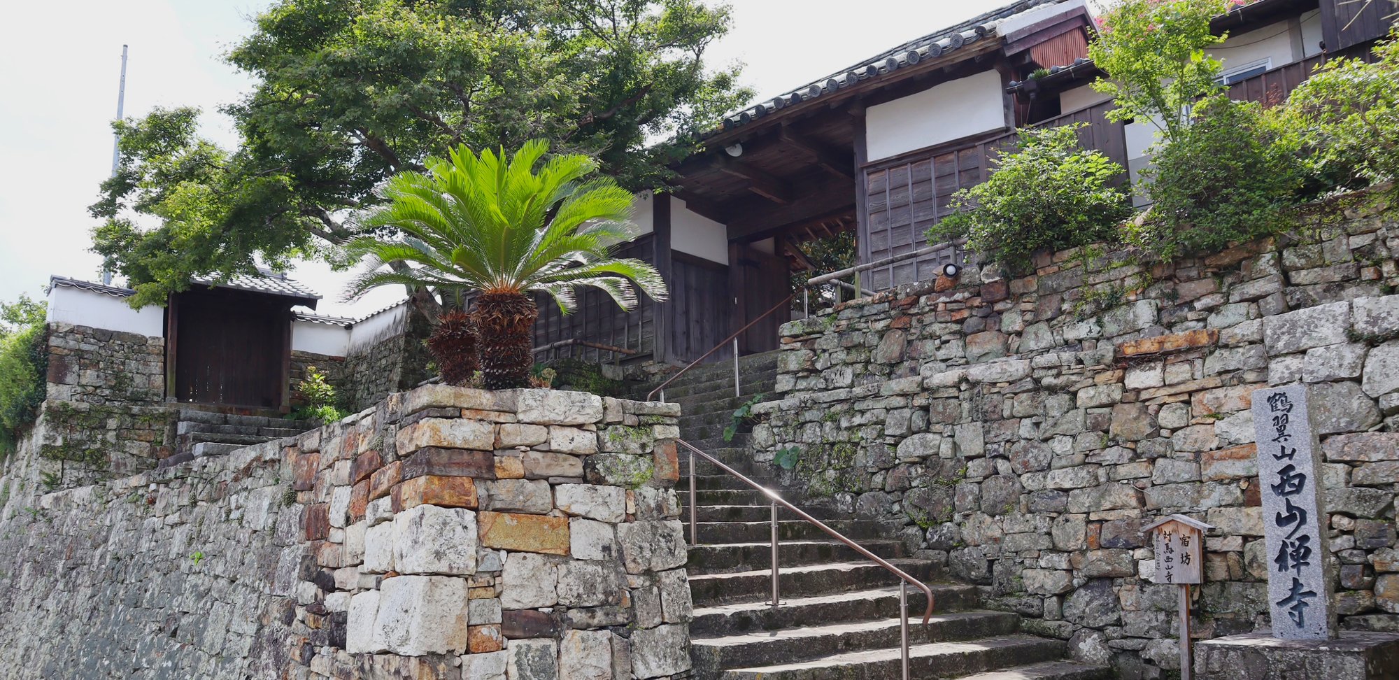 宿坊 対馬西山寺 — 対馬市厳原町国分 · 厳原港を見下ろす高台に建つ寺院、伽藍の一画に泊まる宿坊
