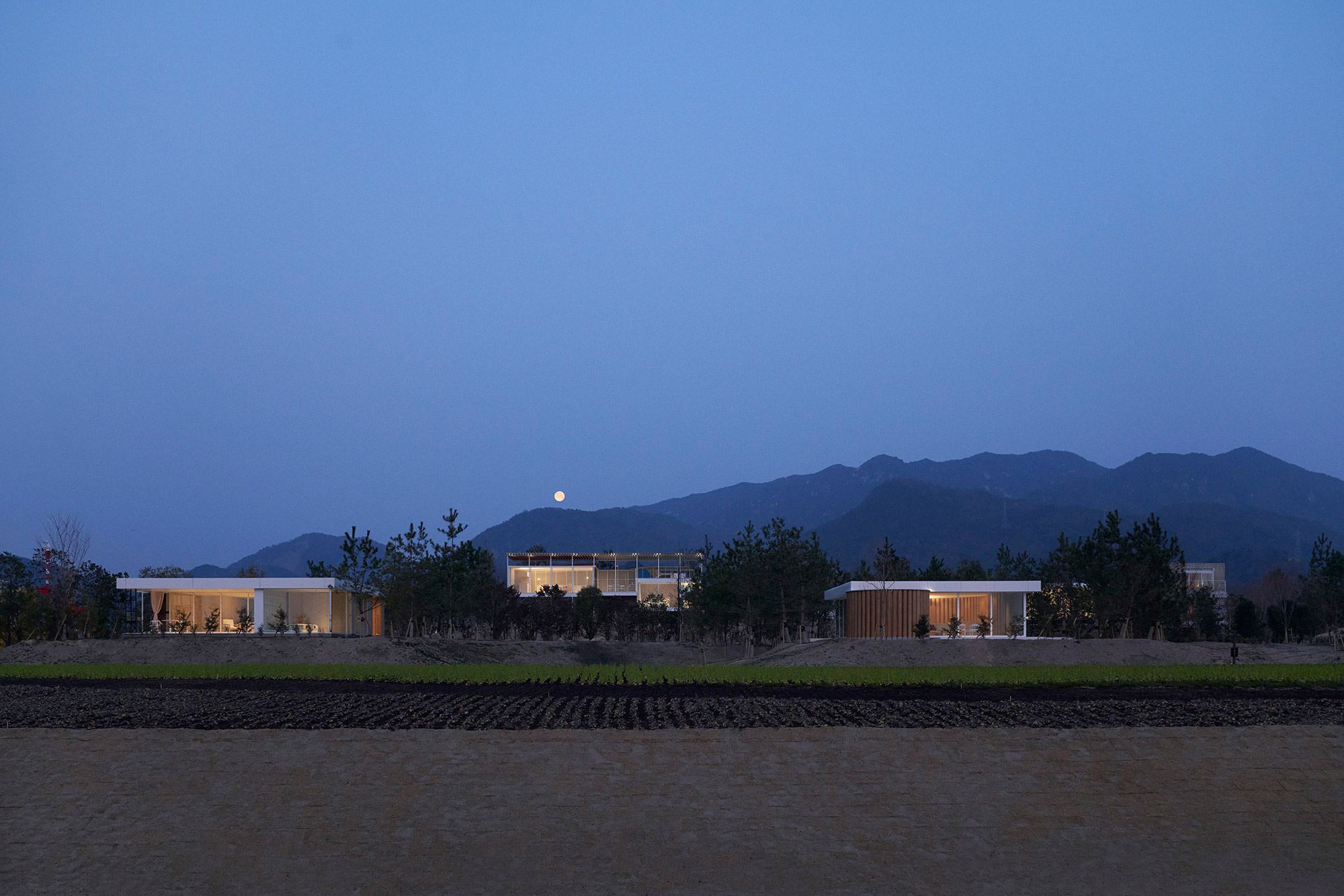 Simose Art Garden Villa — 広島・大竹 · 坂茂設計、コンクリート基壇に色のヴィラが載る2023年開業のアート・オーベルジュ