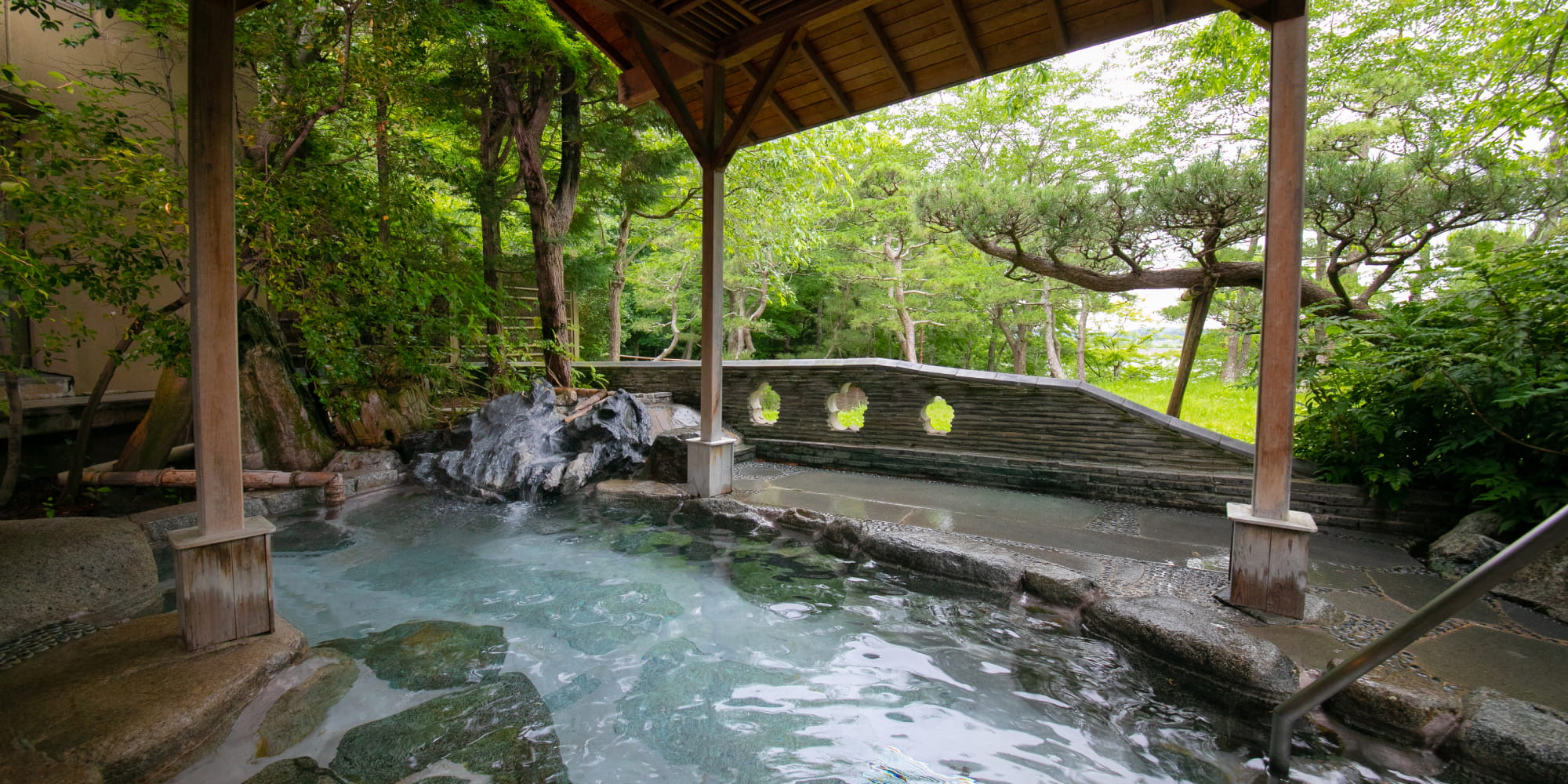 松島佐勘 松庵 — 宮城・松島 · 約3000坪の敷地に建つ松島湾を望む11室の岬の宿