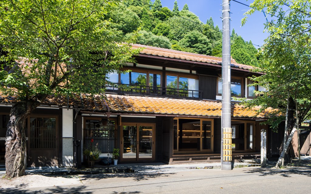 新庄宿 須貝邸 — 岡山・新庄村 · 出雲街道の宿場町に建つ築100年の母屋を改装した一棟貸し