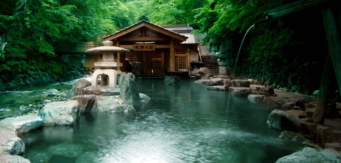 宝川温泉 汪泉閣 — 群馬・みなかみ町 · 越屋根を載せた木造湯殿「摩耶の湯」と宝川沿いの大露天風呂