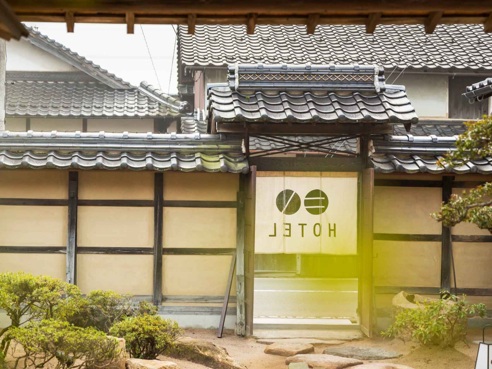 竹田城 城下町 ホテルEN — 兵庫・朝来 · 旧酒造場と明治町家を継いだ客室の襖絵と欄間