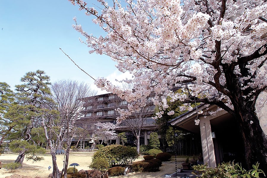 常磐ホテル — 甲府・湯村温泉 · 1929年開業、3000坪の日本庭園を持つ純和風旅館