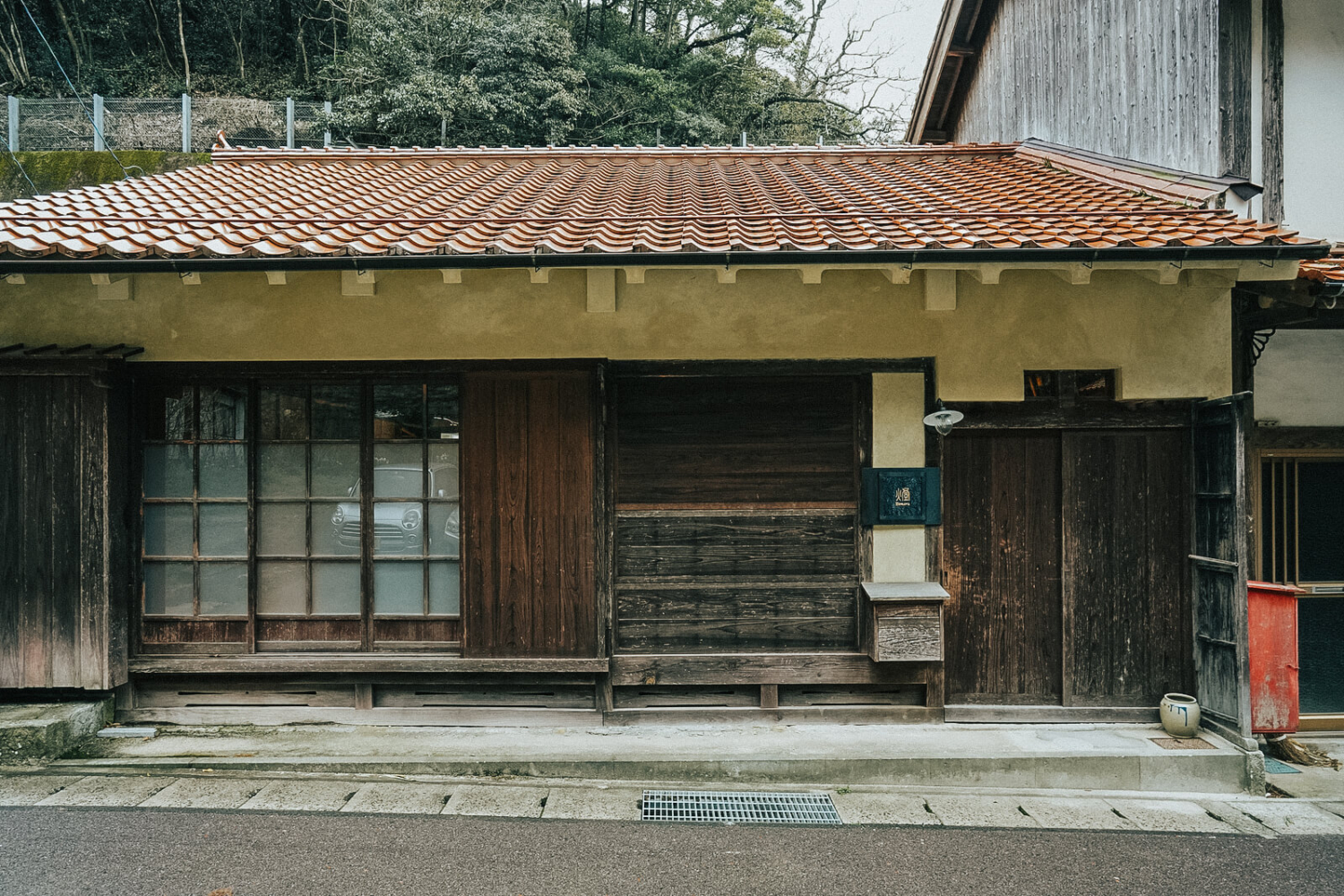 燈 Tomoru — 温泉津温泉 · 元茶屋の古民家を再生した一棟貸しの宿