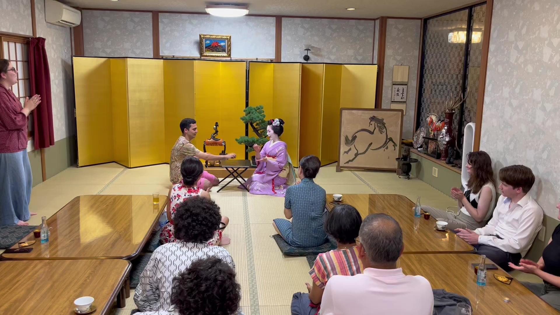 京の宿 祇園 佐の — 京都・東山高台寺下河原 · 10 室の家庭的な町家旅館、中塗り土壁の素地仕上げ