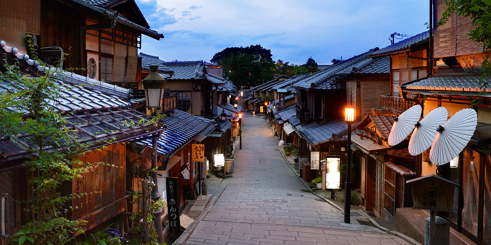 京小宿 八坂 ゆとね — 京都・東山高台寺 · 京町家リノベ 7 室、上塗り聚楽壁と檜風呂