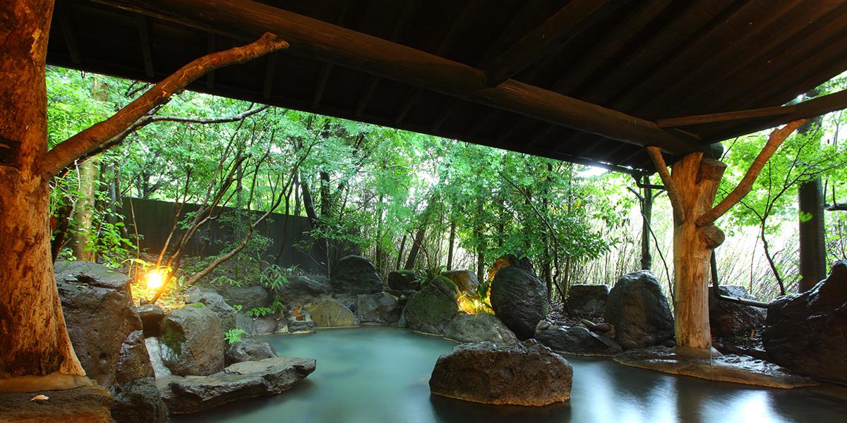 静寂な森の宿 山しのぶ — 南小国町・小田温泉 · 千五百坪の森に十二室、源泉かけ流しの離れを擁する宿