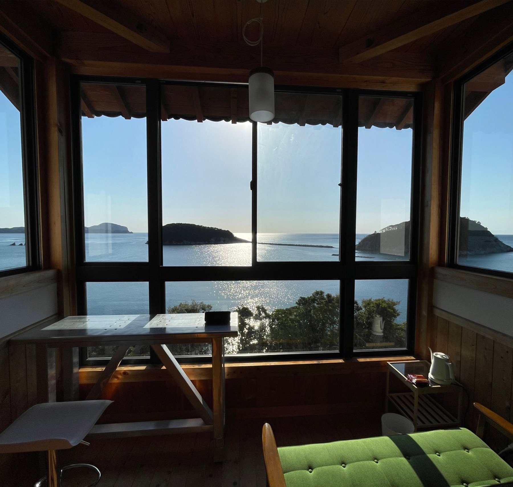 一棟貸しプライベート宿YUZURIHA — 対馬市 · 吹き抜けの高い天井と海を望む大開口を備えた一棟貸しの宿