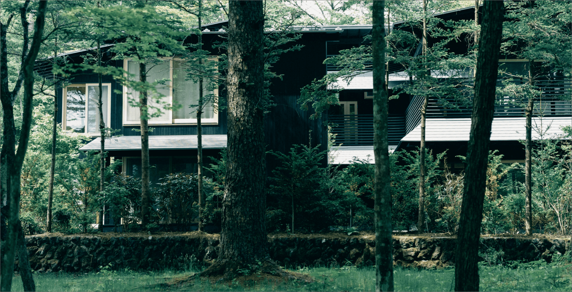 SHISHI-IWA HOUSE — 長野・軽井沢 · 坂茂設計、波形屋根と湾曲した全面ガラスファサードのブティックホテル