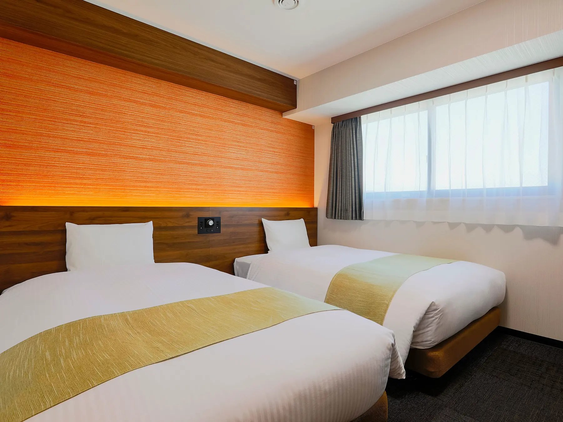 KOKO HOTEL 高松 — 高松・瓦町 · 木質と余白で再構成された改装系の都市ホテル客室