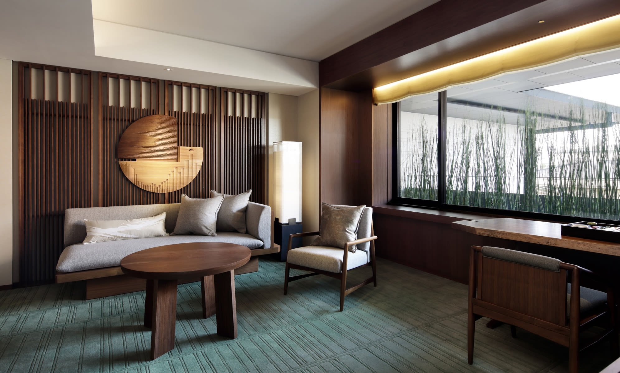 HOTEL THE MITSUI KYOTO — 客室の木格子壁と沈床の坪庭 · 下方向に切り下げた採光