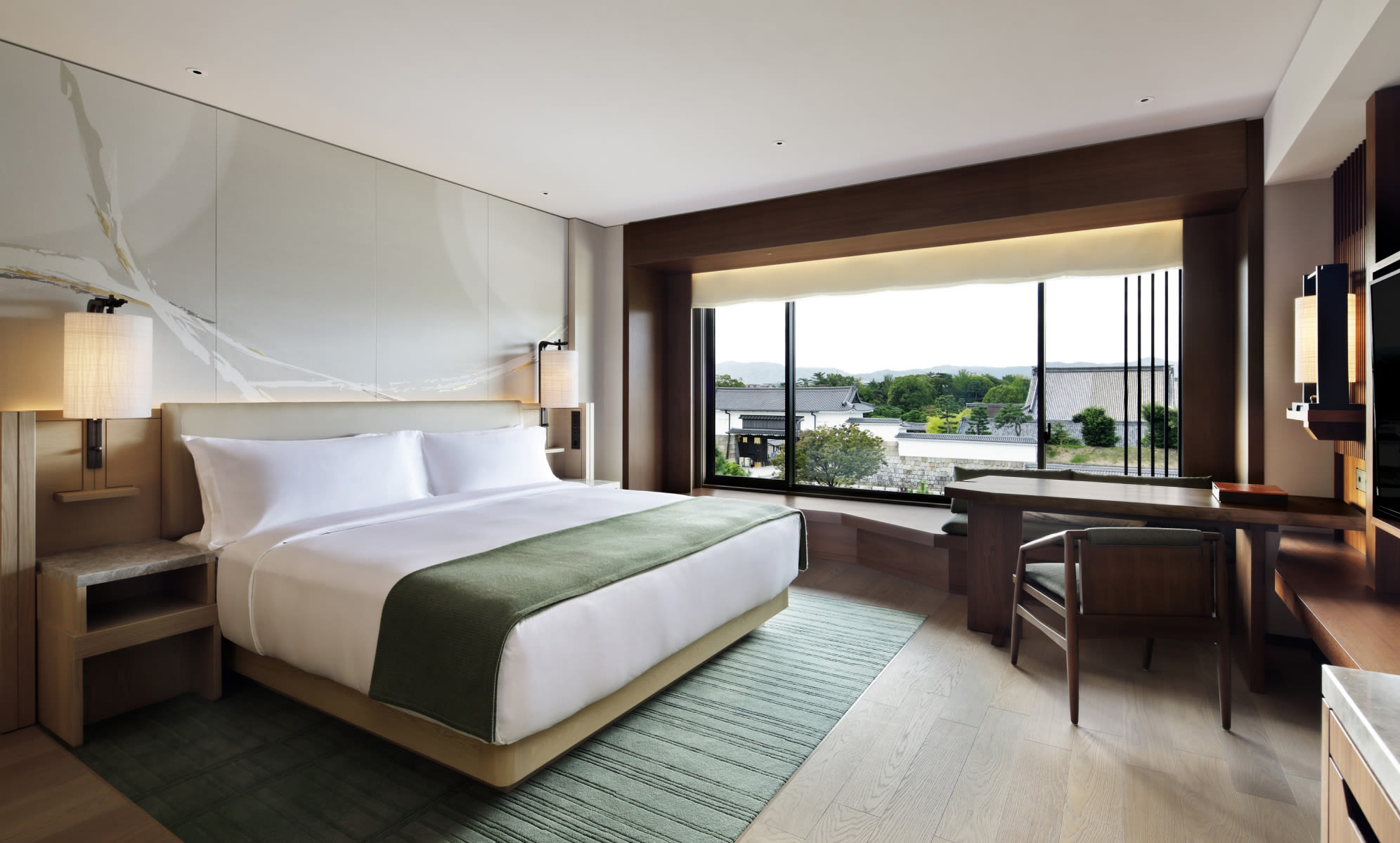 HOTEL THE MITSUI KYOTO — 二条城を望む客室 · 大判の石を背景にした水平の窓辺