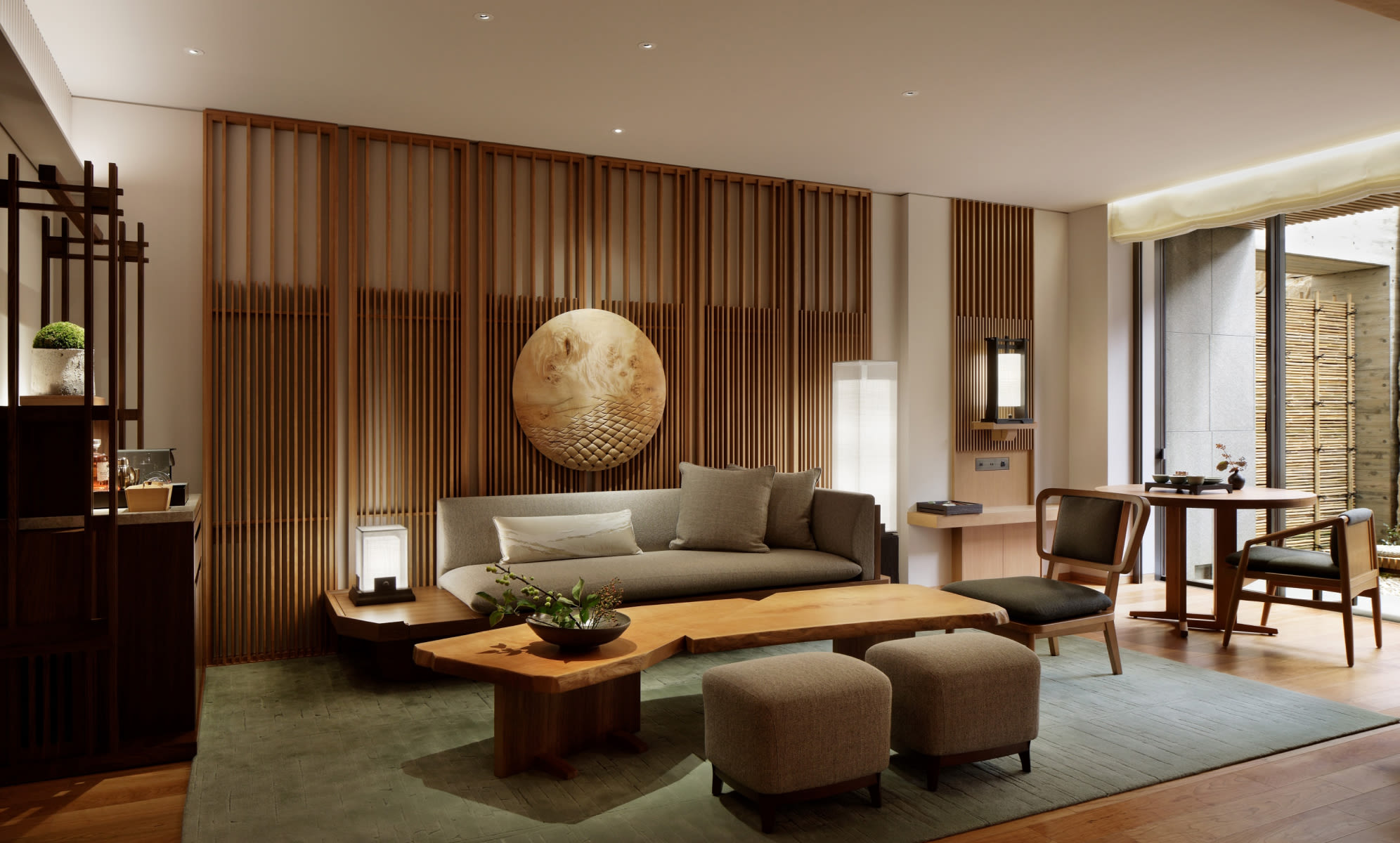 HOTEL THE MITSUI KYOTO — 京都・二条城前 · アンドレ・フー設計、木格子の壁面と沈床の坪庭に面した客室