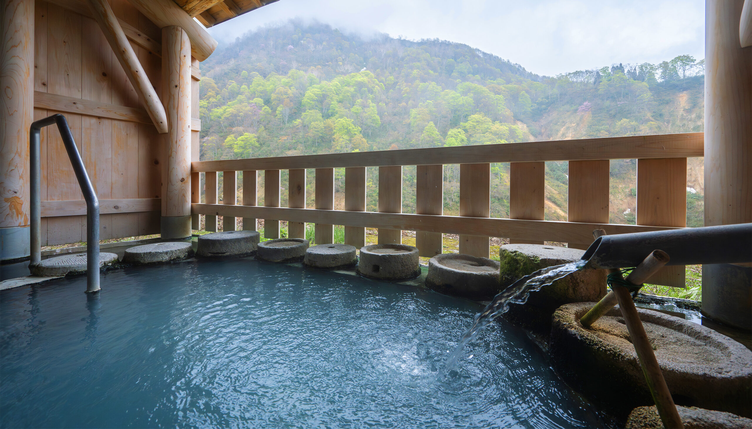 岩戸屋 — 妙高・燕温泉 · 標高1,100mの白濁湯を引く秘湯の宿