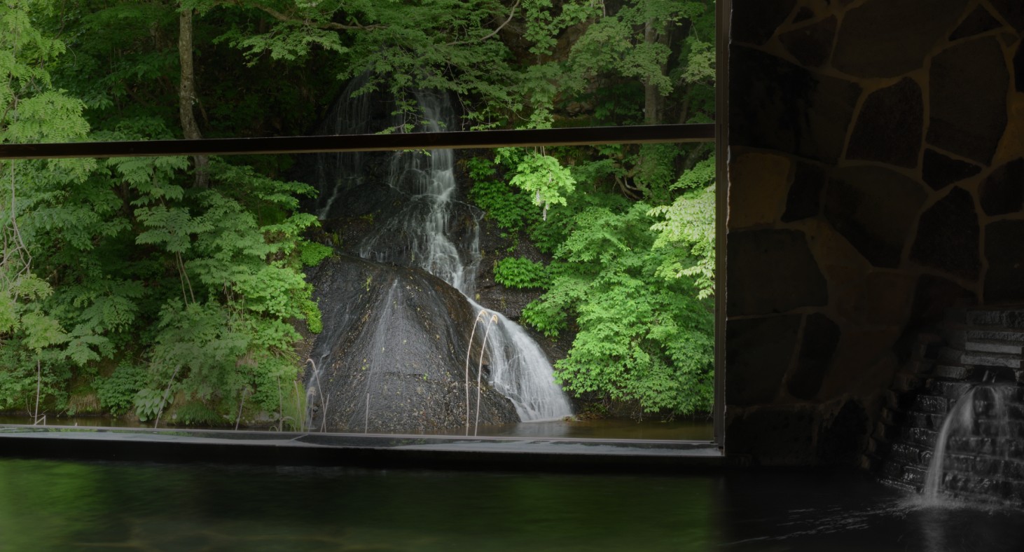 鉛温泉 藤三旅館 — 岩手・花巻 · 深さ1.25mの天然自噴岩風呂、白猿の湯