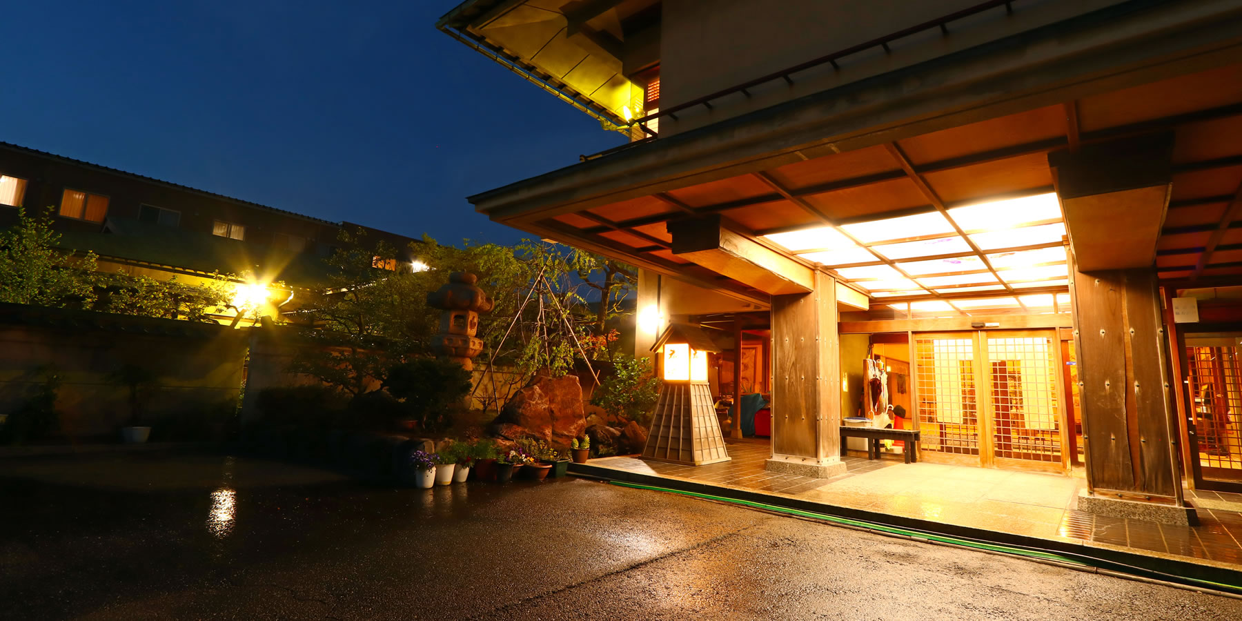 数寄屋風旅館からさわ — 金沢・主計町茶屋街 · 茶屋街の旧家を改装した数寄屋宿