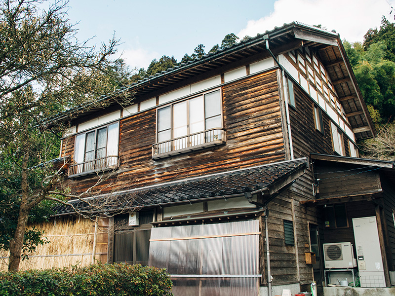 里山まるごとホテル 弥次 — 輪島市三井町 · 家主と食事を共にする食事提供型の古民家