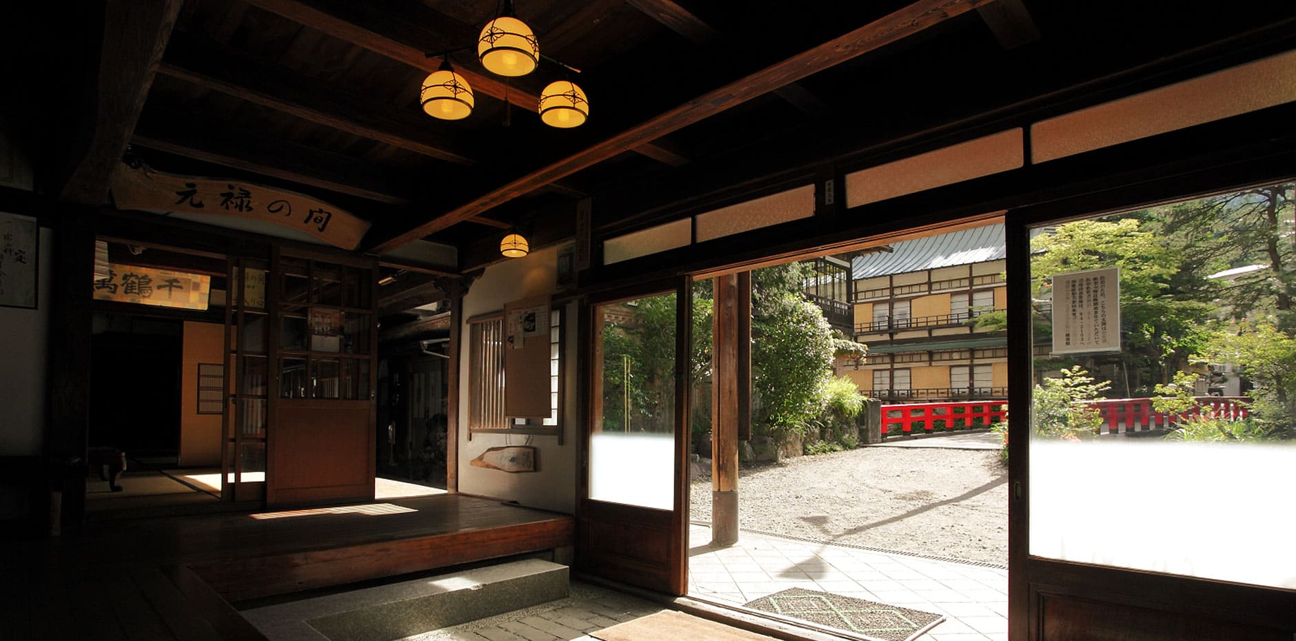 積善館本館 玄関 — 元禄の間と千鶴の間の墨書札、慶雲橋を望む渡り廊下