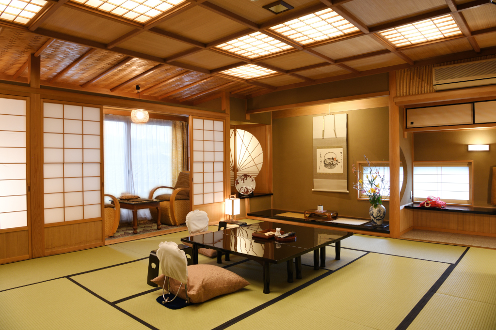 晴鴨樓 — 京都・五条東洞院 · 天保2年(1831)創業の純和風旅館の床の間
