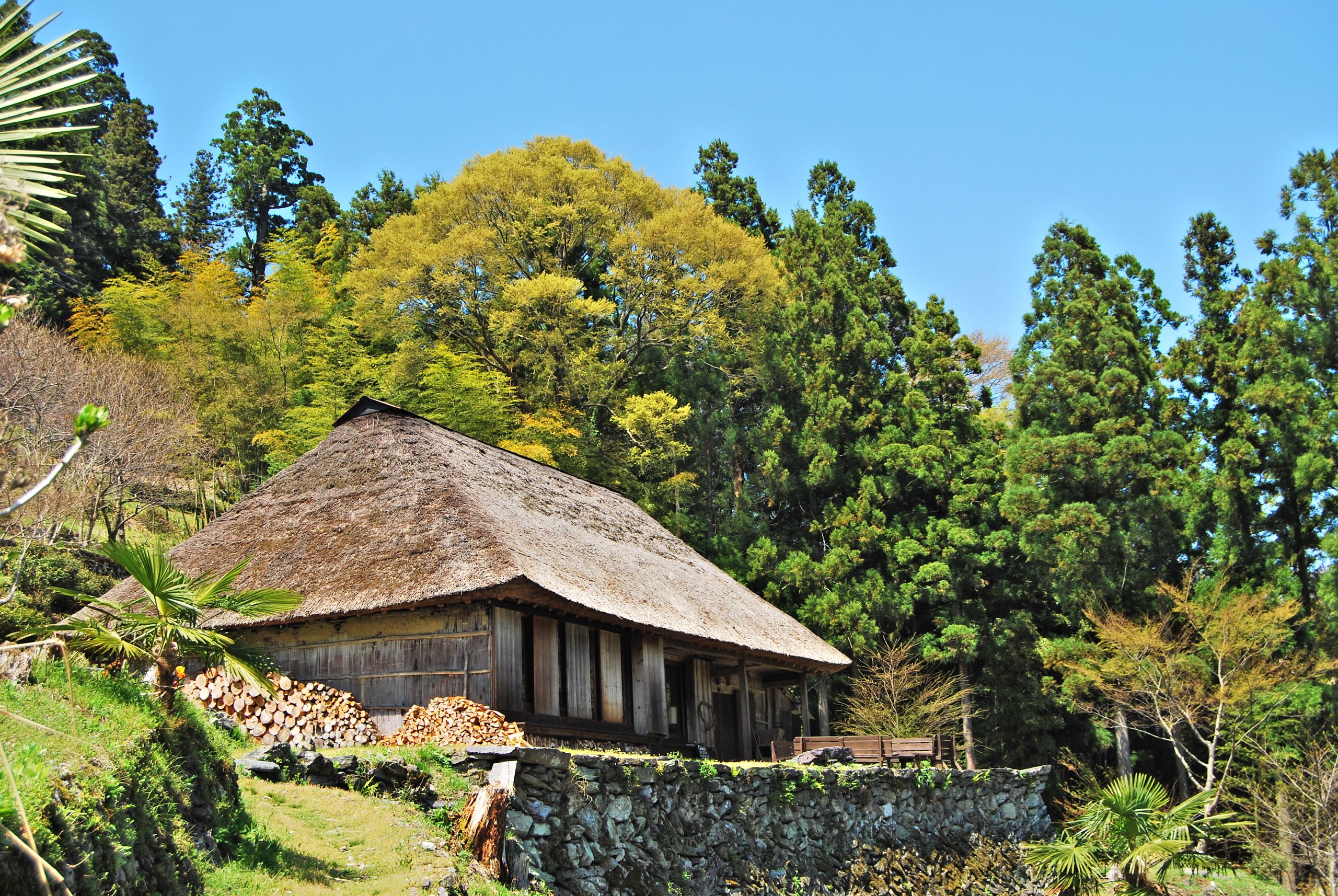 篪庵 — 徳島・東祖谷釣井 · アレックス・カーが 1973 年に取得した築 300 年の茅葺き民家
