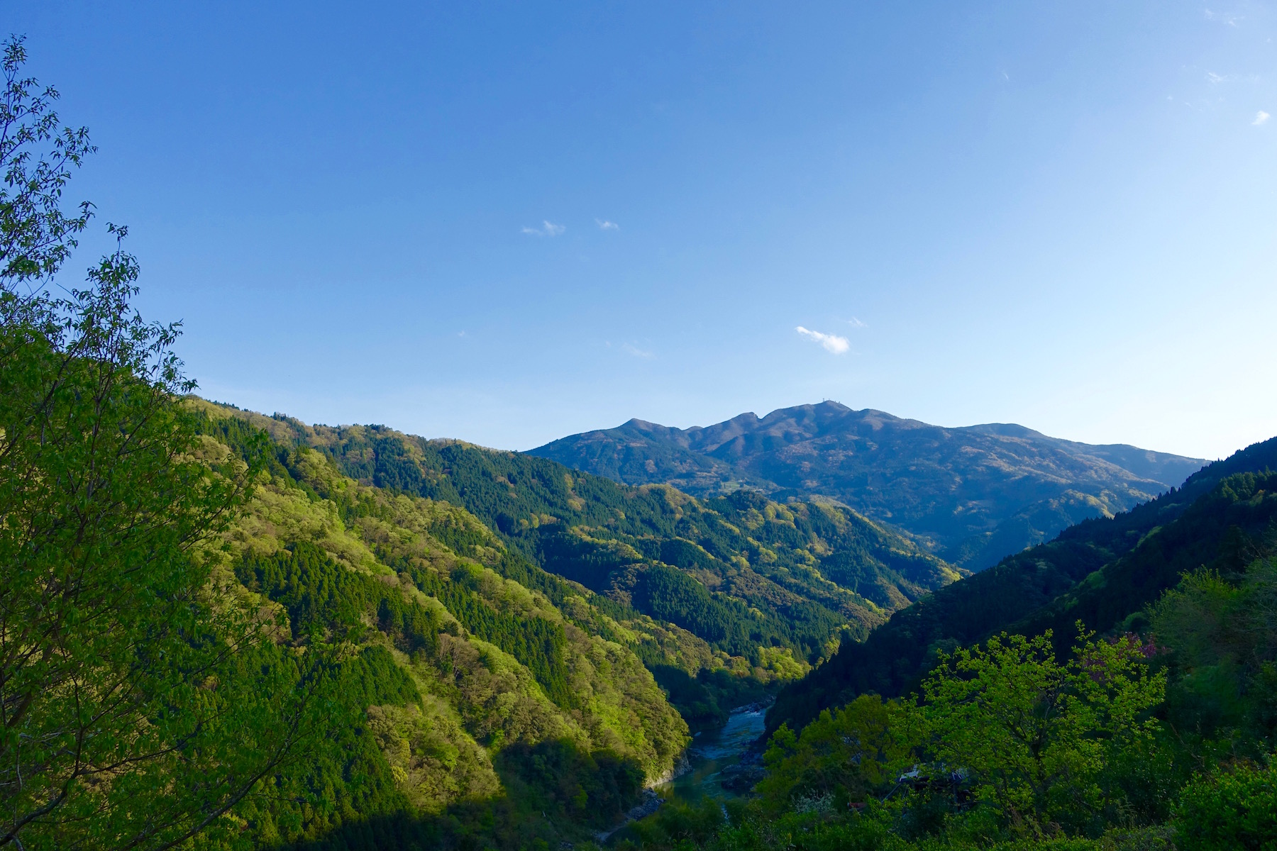 お山の宿 みちつじ — 高知・大豊町永渕 · 囲炉裏と御膳釜の薪風呂を備えた古民家の宿