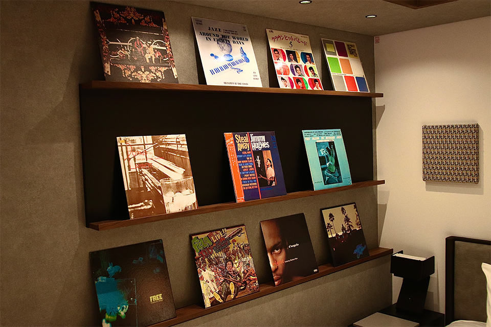 SAPPORO STREAM HOTEL — 札幌・大通 · 壁面150枚のレコード棚をもつ RECORD LIBRARY ROOM