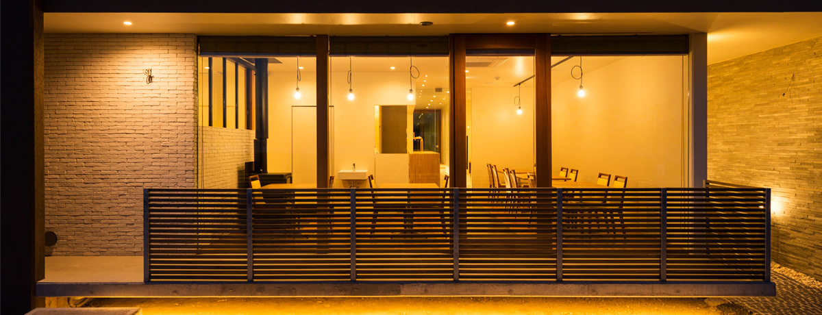 Bay Lodge BI-ICHI — 佐渡市・沢田海岸 · 複合施設on the 美一の5室ロッジ、コンテンポラリーな宿建築