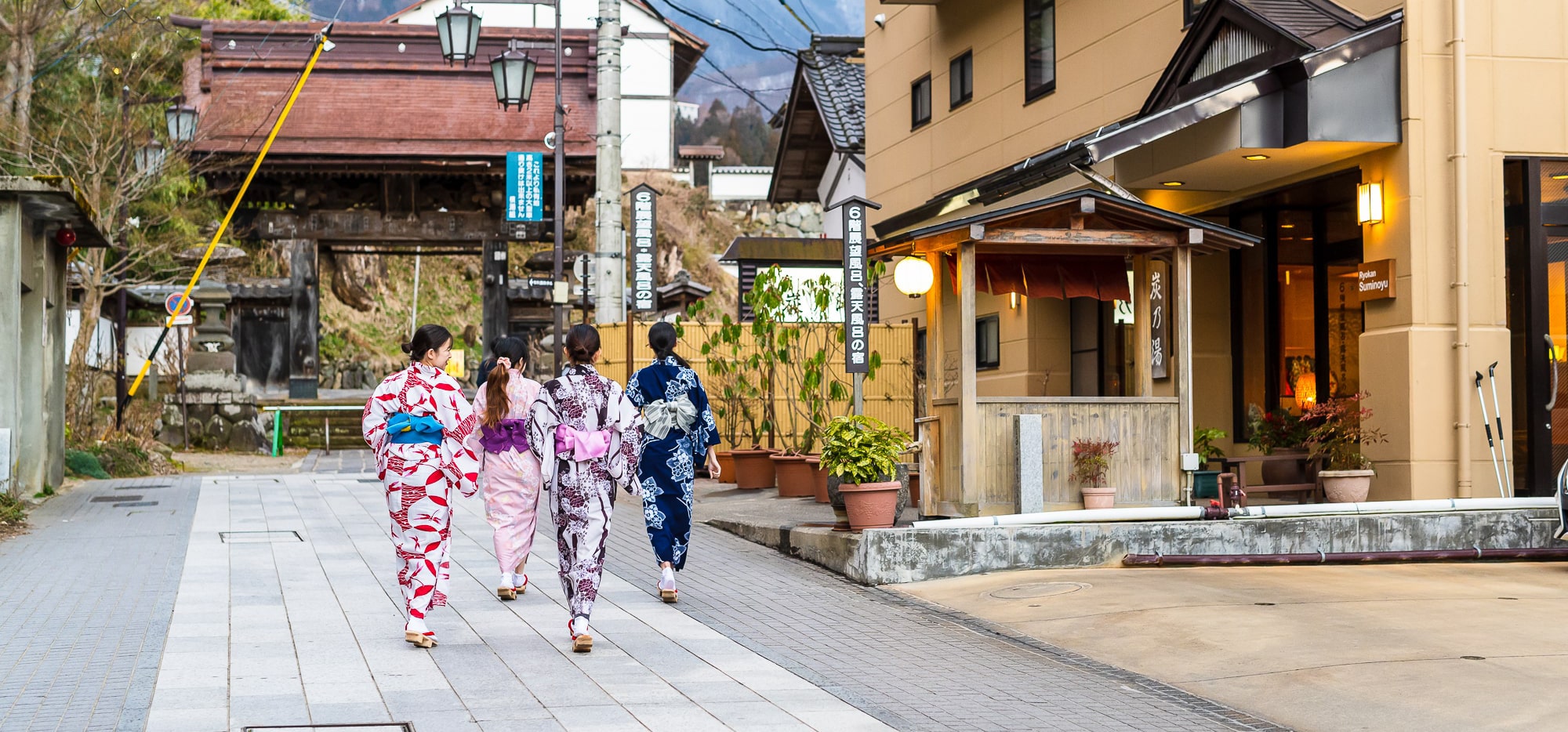 渋温泉 御宿 炭乃湯 — 山ノ内町・渋温泉 · 6階建て、最上階展望浴室を備えた13室木造旅館