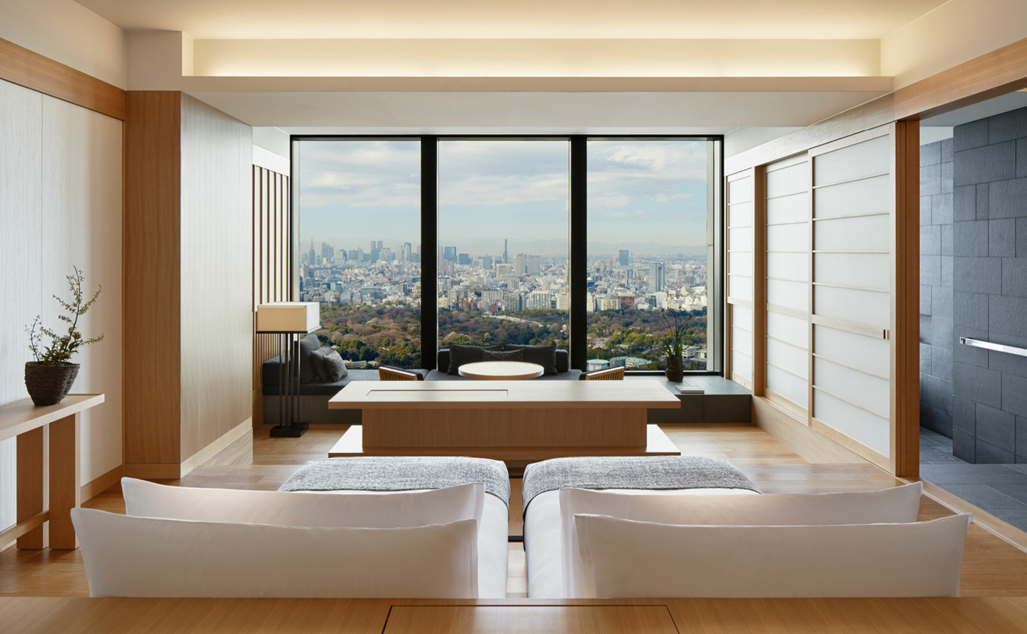アマン東京 — 大手町タワー · Kerry Hill設計、6層を貫く和紙ランタンのアトリウム