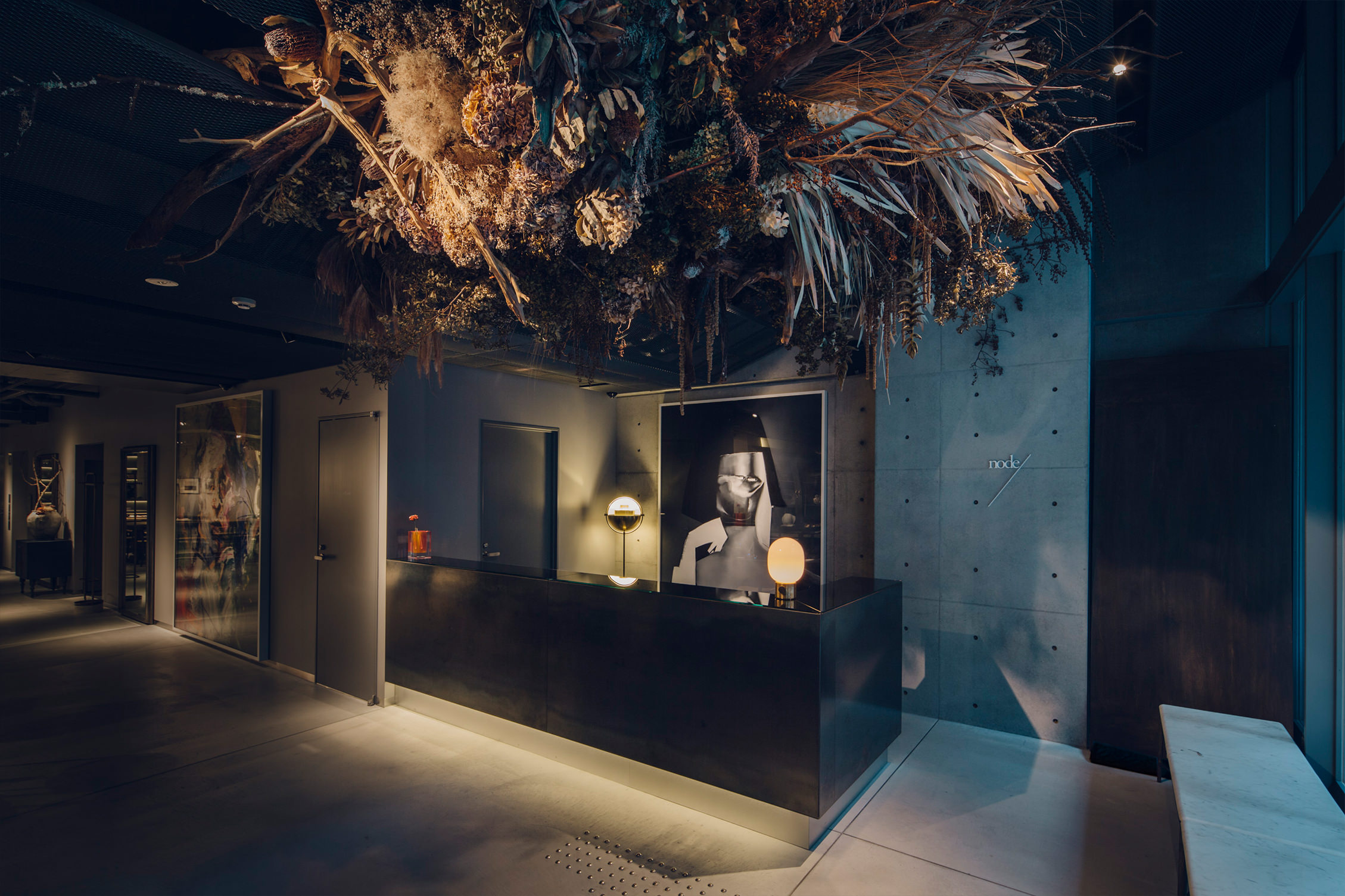 node hotel — 京都・四条烏丸 · 関祐介設計、壁面造作とアート展示を一体化した客室
