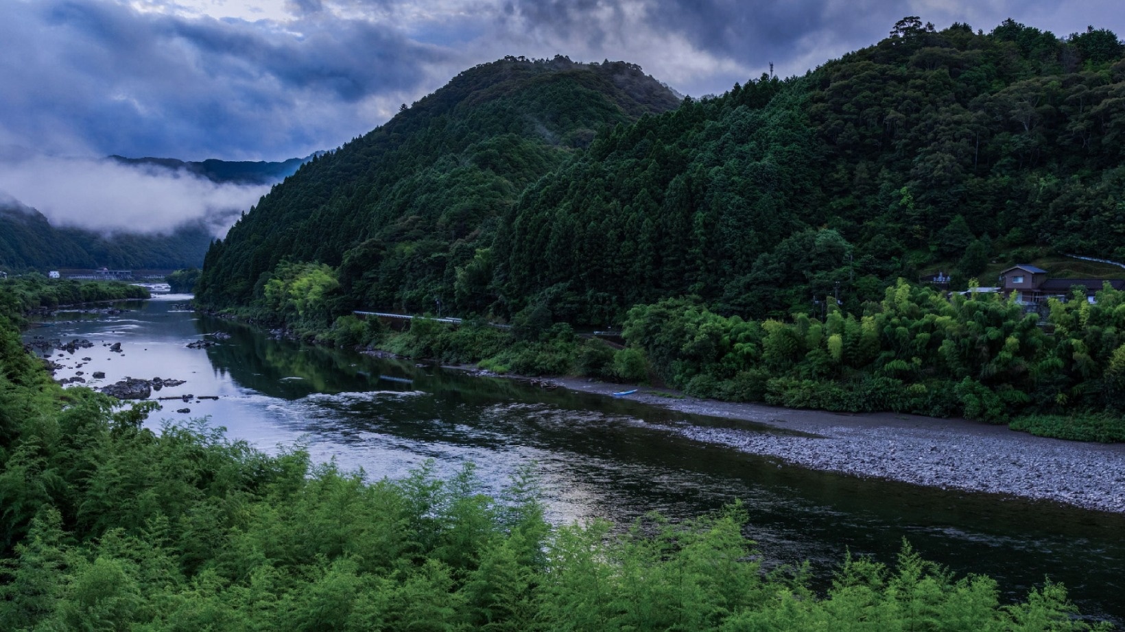 十和温泉 — 高知・四万十町十和川口 · 四万十川本流の岸辺に低く伏せた八室の鉱泉宿