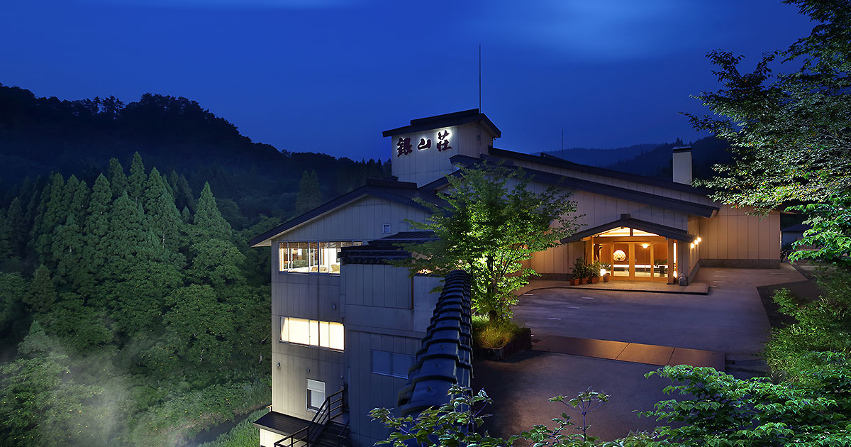 銀山温泉 仙峡の宿 銀山荘 — 山形・尾花沢市 · 銀山川の渓谷を望む大開口の大浴場