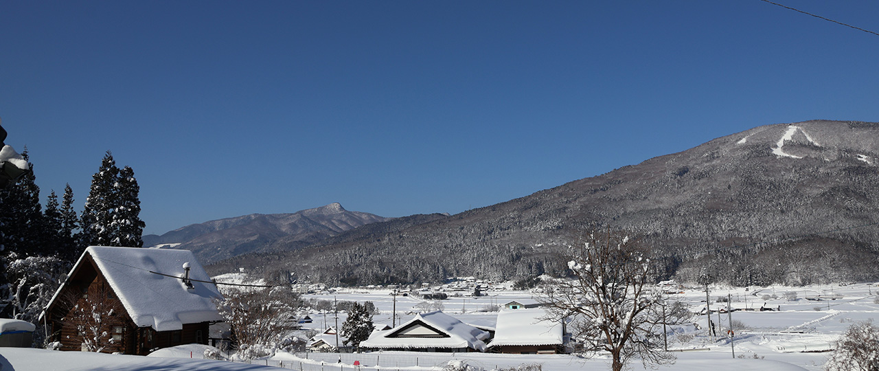 旅館 吉和の風 — 室内と土間、再生された梁組