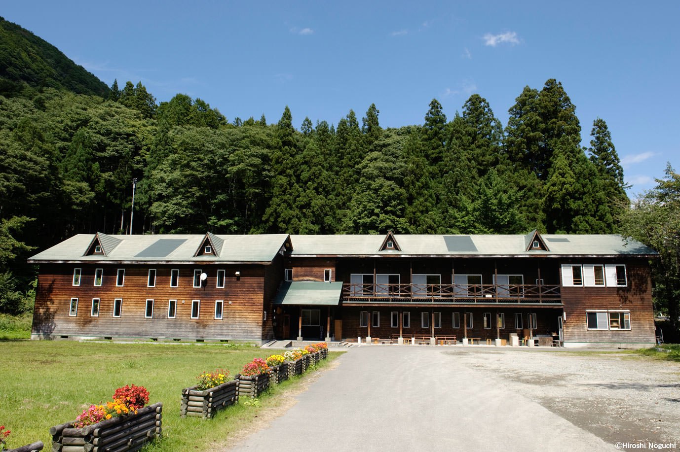 秋山郷結東温泉 かたくりの宿 — 新潟県津南町結東・昭和7年建設の木造校舎を転用した宿の外観