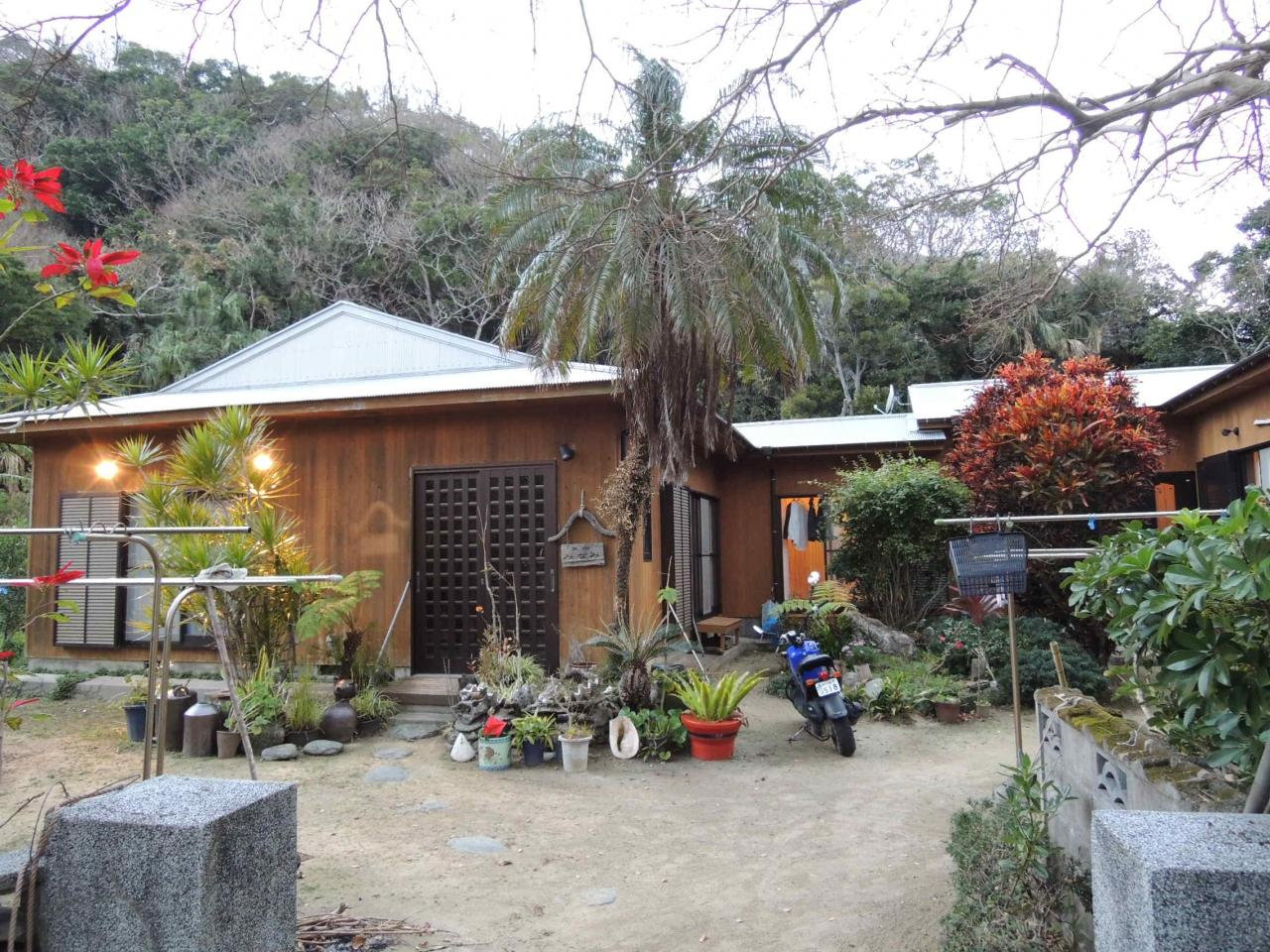 民宿みなみ — 請島・池地集落 · 一日数便の町営船でのみ渡れる島の宿