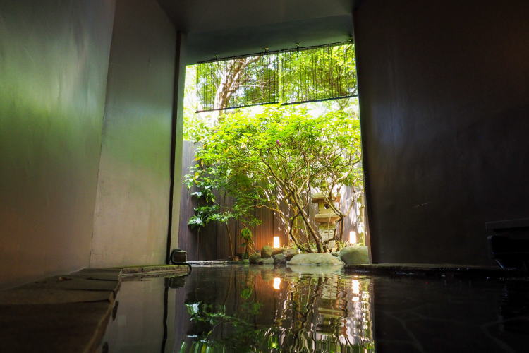 新井旅館 露天風呂「折節の湯 雪花」 — 修善寺 · 深い軒下から庭の楓を望む2023年開業の露天
