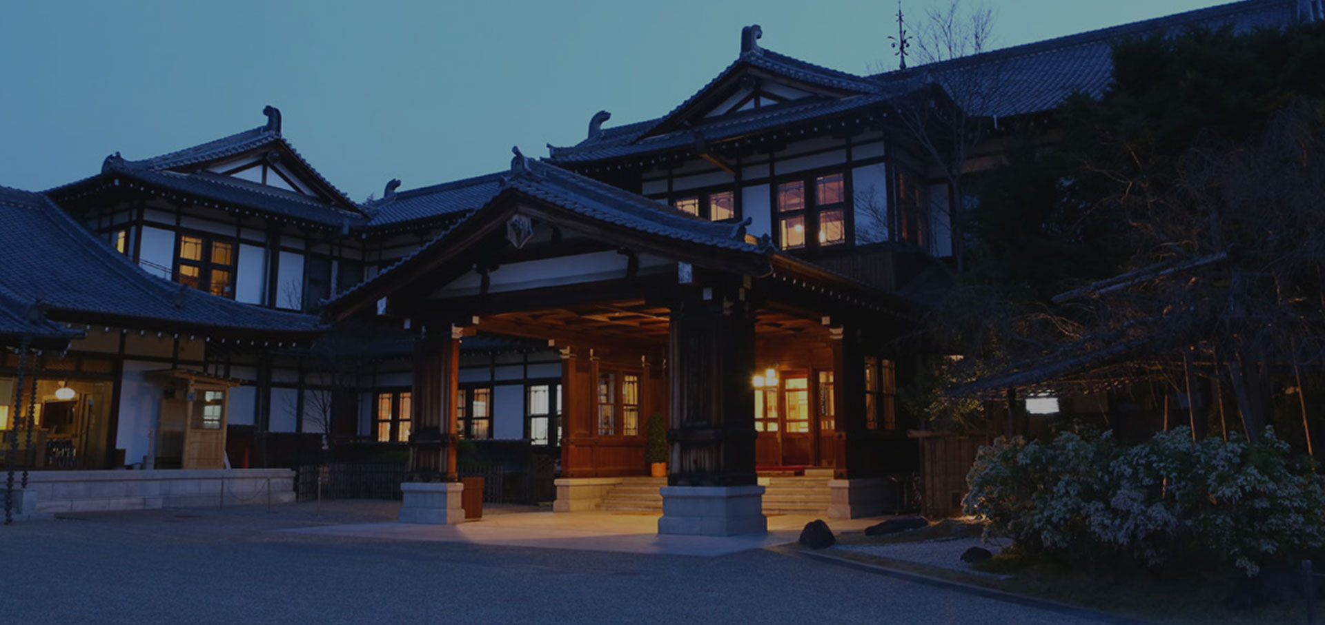 奈良ホテル — 奈良市高畑 · 1909年開業、辰野金吾設計の桃山御殿風檜造り本館